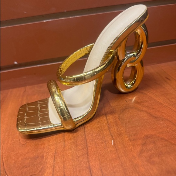 Elegant Gold Women's Heels - Picture 4 of 12